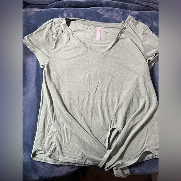 Tops Bundle - Picture 2 of 9